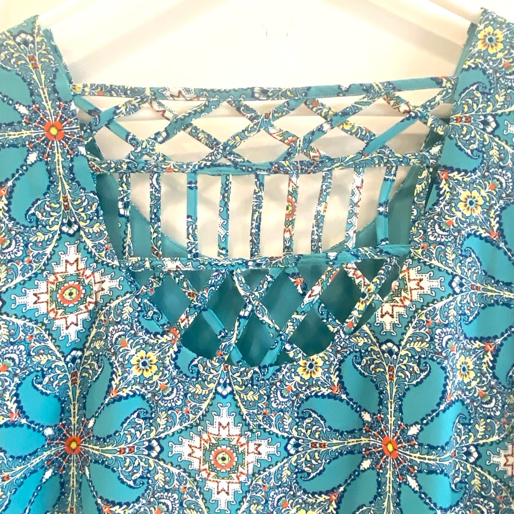 Knee length dress with cutouts, colorful!